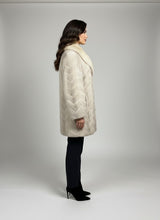 Laden Sie das Bild in den Galerie-Viewer, Damen-Wintermantel aus blauer Fuchsfell-Chevron