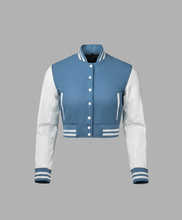 Laden Sie das Bild in den Galerie-Viewer, Damen verkürzte College-Jacke in Babyblau
