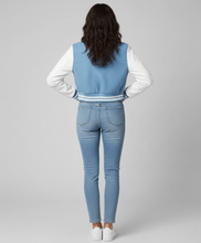 Laden Sie das Bild in den Galerie-Viewer, Damen verkürzte College-Jacke in Babyblau