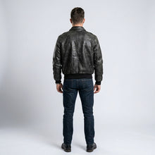 Laden Sie das Bild in den Galerie-Viewer, Men’s Vintage A2 Flight Leather Jacket – 80s Military Aviator Bomber Coat