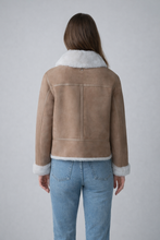 Laden Sie das Bild in den Galerie-Viewer, Women's Classic Leather Shearling Jacket
