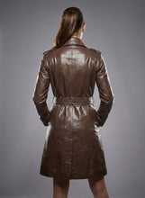 Laden Sie das Bild in den Galerie-Viewer, Damen Trenchcoat aus braunem Leder – Eleganter klassischer langer Mantel