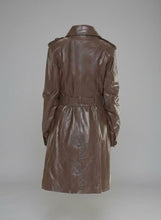 Laden Sie das Bild in den Galerie-Viewer, Damen Trenchcoat aus braunem Leder – Eleganter klassischer langer Mantel