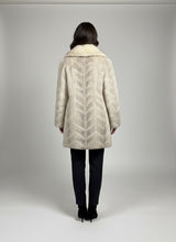 Laden Sie das Bild in den Galerie-Viewer, Damen-Wintermantel aus blauer Fuchsfell-Chevron
