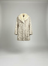 Laden Sie das Bild in den Galerie-Viewer, Damen-Wintermantel aus blauer Fuchsfell-Chevron

