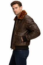 Laden Sie das Bild in den Galerie-Viewer, Herren Vintage Pilotenjacke aus braunem Leder – Fliegerbomber mit Fellkragen
