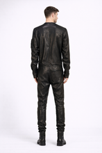Laden Sie das Bild in den Galerie-Viewer, Herren Schwarze Echtleder Slim-Fit Jacke – Rundhals Racer Style
