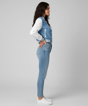 Laden Sie das Bild in den Galerie-Viewer, Damen verkürzte College-Jacke in Babyblau
