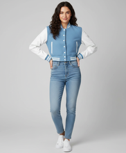 Laden Sie das Bild in den Galerie-Viewer, Damen verkürzte College-Jacke in Babyblau
