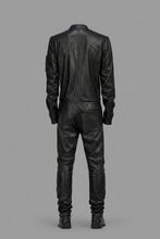 Laden Sie das Bild in den Galerie-Viewer, Herren Schwarze Echtleder Slim-Fit Jacke – Rundhals Racer Style
