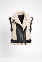 Laden Sie das Bild in den Galerie-Viewer, Women's Shearling &amp; Leather Moto Vest
