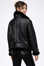 Laden Sie das Bild in den Galerie-Viewer, Women's Black Shearling Aviator Jacket
