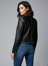 Laden Sie das Bild in den Galerie-Viewer, Damen Schwarze Nieten-Leder-Bikerjacke – Echte Motorradjacke mit silbernen Nieten
