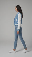 Laden und Abspielen von Videos im Galerie-Viewer, Damen verkürzte College-Jacke in Babyblau
