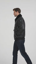 Laden und Abspielen von Videos im Galerie-Viewer, Stealth Squadron Schwarze Leder Bomberjacke – Flieger Pelzkragen
