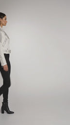 Damen schwarze, bauchfreie Lederjacke – goldfarbene Nieten im Moto-Stil