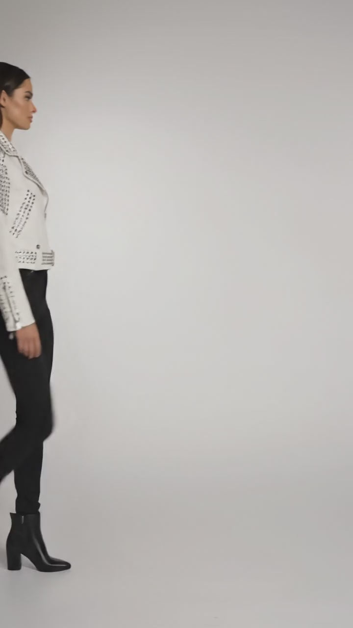 Damen schwarze, bauchfreie Lederjacke – goldfarbene Nieten im Moto-Stil