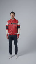 Laden und Abspielen von Videos im Galerie-Viewer, All Star Varsity Leder Bomberjacke – Salvage Red Edition

