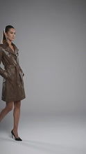 Laden und Abspielen von Videos im Galerie-Viewer, Damen Trenchcoat aus braunem Leder – Eleganter klassischer langer Mantel
