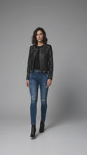 Laden und Abspielen von Videos im Galerie-Viewer, Damen Schwarze Nieten-Leder-Bikerjacke – Echte Motorradjacke mit silbernen Nieten

