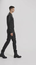 Laden und Abspielen von Videos im Galerie-Viewer, Herren Schwarze Echtleder Slim-Fit Jacke – Rundhals Racer Style
