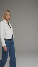 Laden und Abspielen von Videos im Galerie-Viewer, Signature Schneewittchen-Leder-Bikerjacke – Goldbesetzte Luxus-Motorradjacke
