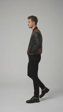 Laden und Abspielen von Videos im Galerie-Viewer, Herren Bomberjacke aus dreifarbigem Leder – Echter Varsity Style

