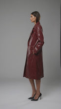 Laden und Abspielen von Videos im Galerie-Viewer, Damen Zweireihiger Leder-Trenchcoat – Eleganter, klassischer langer Übermantel
