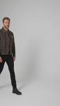 Laden und Abspielen von Videos im Galerie-Viewer, Herren-Motorradjacke aus Leder mit Sternendetails – Hochwertige Biker-Performance-Ausrüstung
