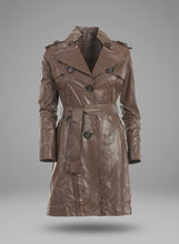 Laden Sie das Bild in den Galerie-Viewer, Damen Trenchcoat aus braunem Leder – Eleganter klassischer langer Mantel
