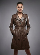 Laden Sie das Bild in den Galerie-Viewer, Damen Trenchcoat aus braunem Leder – Eleganter klassischer langer Mantel
